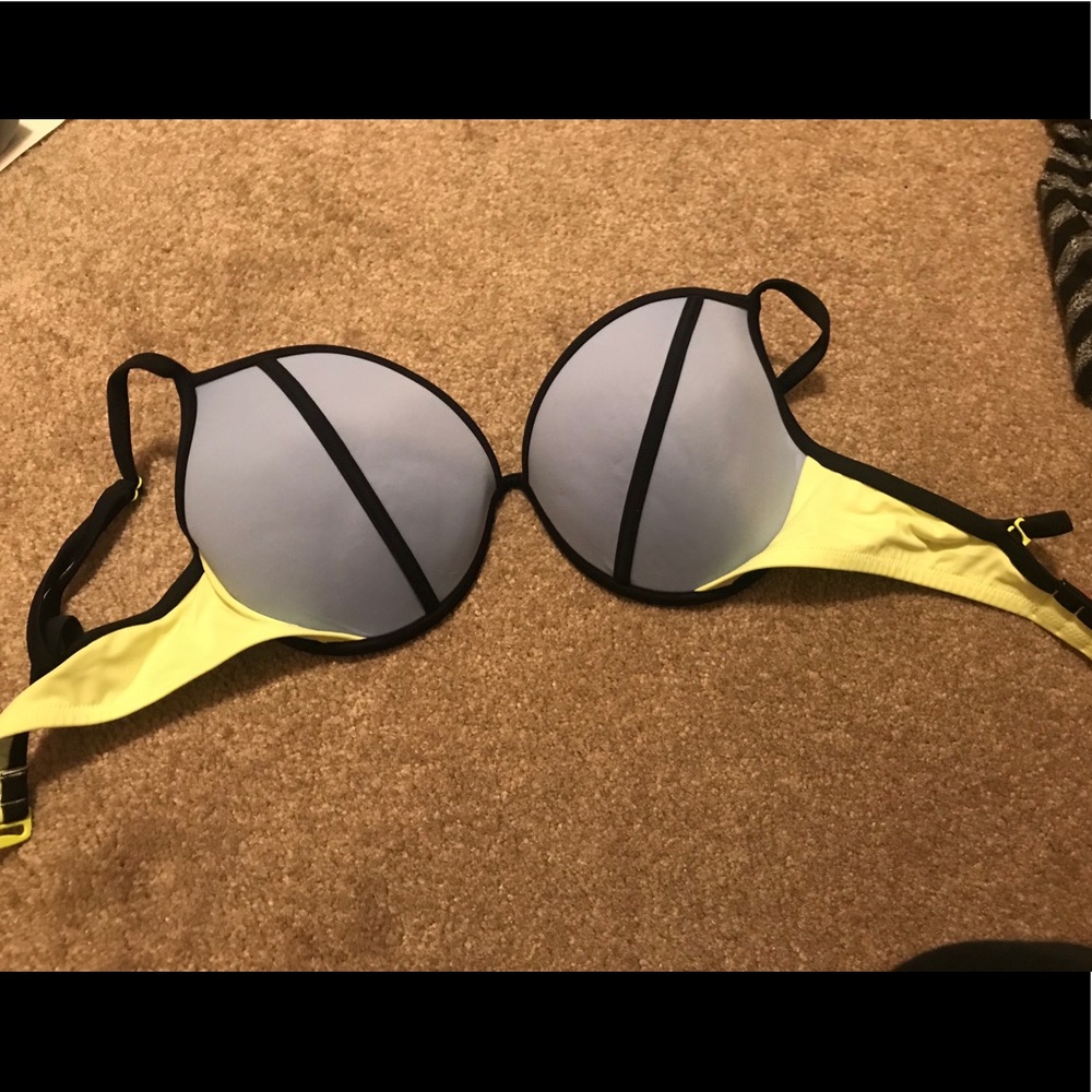 ❗️2 for $20❗️ Victoria’s Secret push up bikini top